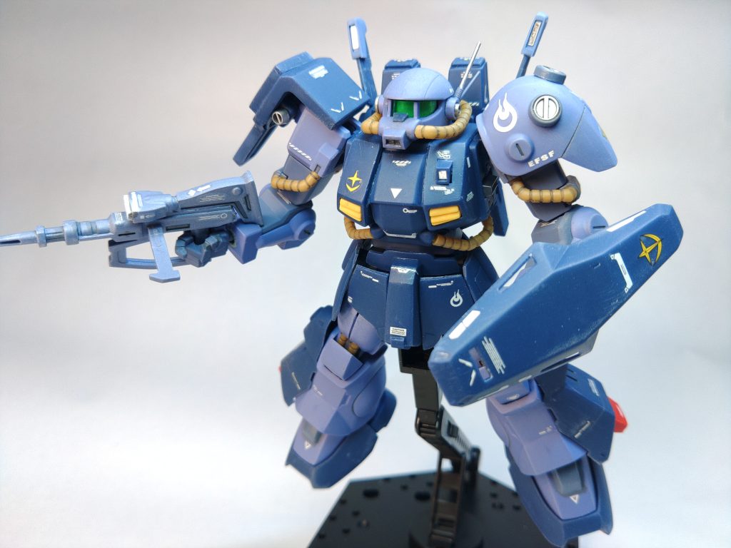 今回のハイザック(連邦軍カラー)は、五年ほど前に中古屋に持っていくも箱が潰れていて買取不可だったため、たまたま手元に残ってくれていました。いまとなっては非常にありがたいことです。 前回のティターンズ仕様でハイザック学の理解があがった後の連邦軍仕様なので、同じ改造を施すよりは連邦としてデザインの独自性を追及してみました。しかしハイザックはあまりにも余剰パーツがないため、改造するパーツの捻出に苦戦しました。これはこれでパズル的要素があり、ピースがハマッた時の感覚は気持ちのいいものです。ガンプラ数体を潰す大規模ミキシングでやってみたいテーマもあるのですが、箱内で完結させる創作機体というゲーム性が今のところのゆるい製作スタイルと非常に相性がよく楽しいです。今まで連邦系の機体で完成までもっていけたものはあまりないので、どこまで連邦感をだせたか分からないのですが、自分としてはジオンと連邦のハイブリッド機から、比較的得意分野のジオン系を消すという作業は完遂できたと思います。今のところガンプラの在庫が若干あるのはゼータ登場モビルスーツなので、ティターンズからまたなにか作りたいですね。ハイザックのティターンズ仕様はこちら↓https://gumpla.jp/hg/2425080モノアイバイザー化の元ネタとなったバイアランカスタムはこちら↓https://gumpla.jp/hg/2415661