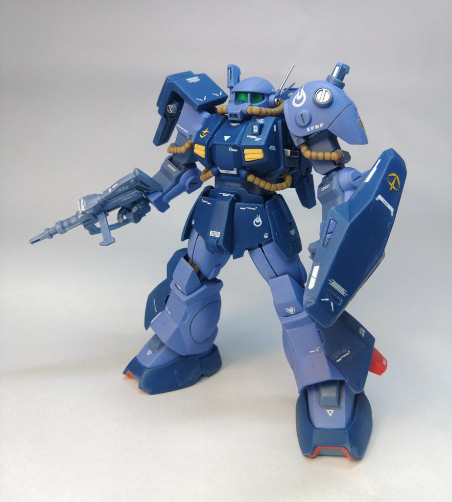 ハイザックは連邦とジオンのハイブリッドデザインといわれています。そこで、あからさまなジオンの記号であるモノアイ、ザクマシンガン、右肩シールドをそれぞれバイザー、ビームスプレーガン、ショートシールドに変更して、シルエットも左右対象に近くしています。また、ジムⅡのアンテナ、シールド手持ちなどを採り入れて、ジムっぽくエッジを立たせています。