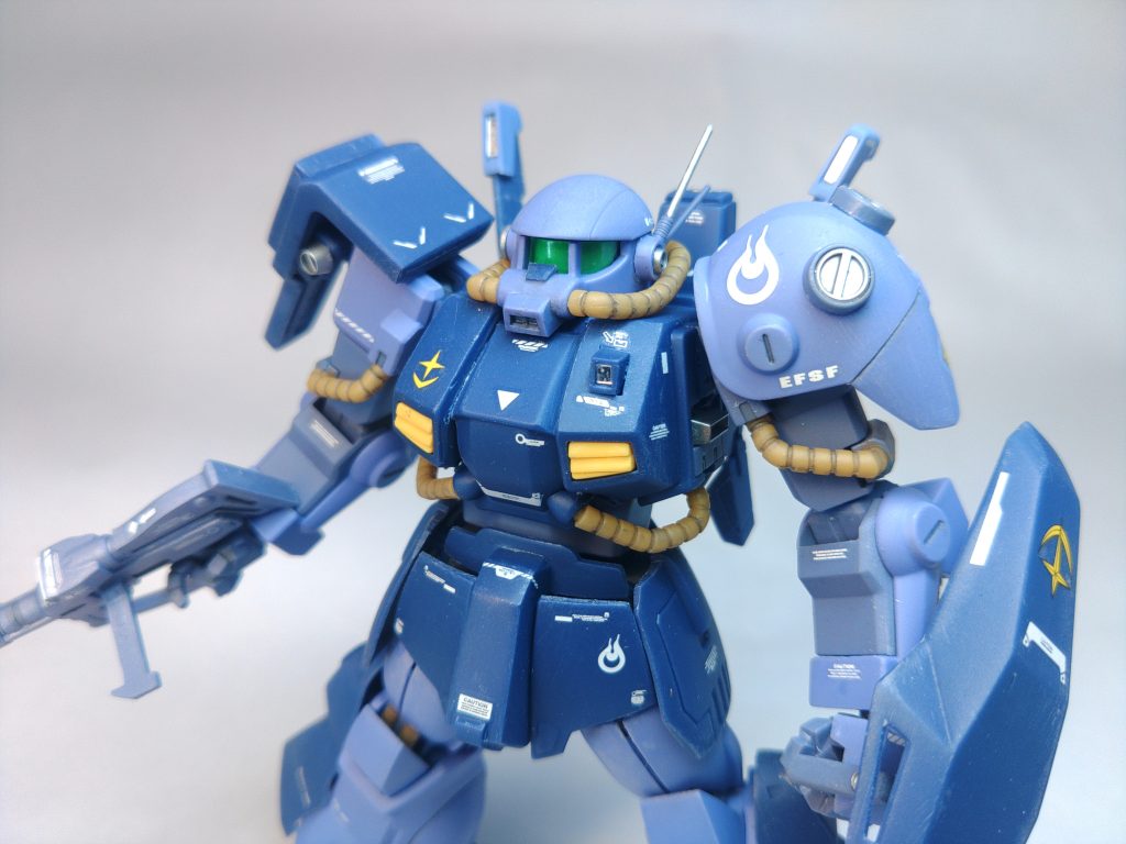 HGUCハイザックは数日前に製作していまして、同じ工作は飽きてしまうので、連邦軍カラーというパッケージタイトルから連想して、ジム系のアレンジで製作しました。バイアランカスタムを作った際に、モノアイのバイザー化がおもしろいと思ったのも今回の改造を思い付いた要因です。コンセプトはイケイケの肩で風切るティターンズ仕様に比べて、この連邦仕様は弱そうであることです。