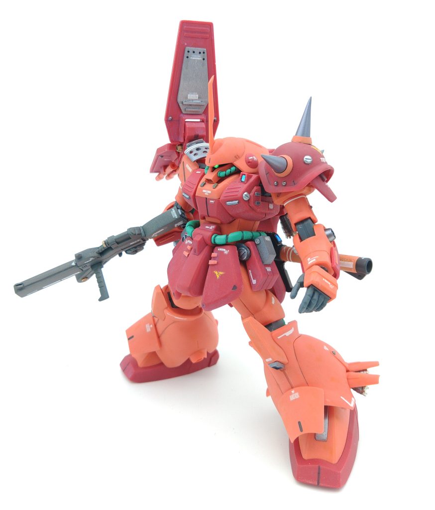 マラサイは普通に組んでもカッコいいのですが、少し手を加えるだけでおお化けする余地があえて残されている楽しすぎるキットです。余地がある分、改造のテーマを考えやすく、工作しただけ応えてくれる名キットだと思います。そんなこんなで、マラサイはハイザックの強化発展型の位置付けと考えます。ハイザックを06Rとすると、マラサイはカウルに覆われ丸くなった脚部、容量とバーニアの増えたバックパック、デフォルトで装備された角など、06R-2を彷彿とさせます。立ち姿からでも見てわかる赤鬼かカブトムシかといった強者感大好きです。製作面では、ヘアアイロンからのカラープラ板作成+使用ということで、実質ランナーが尽きるまでカラープラ板を供給できてしまうので、これまでのランナータグ改造よりは自由度が広がる分、製作時間はかかりました。反省点というか、カラープラ板の焼成温度の都合か、プラ板作成時に気泡が出たりとまだまだ研究の余地はありますね。あとはマラサイにバズーカを持たせたさすぎてHGUCマークIIのバズーカを取ってしまったので、こちらはいずれシャクルズ(スクラッチ)と併せてマークIIエマ機として作る所存です(;・3・)b