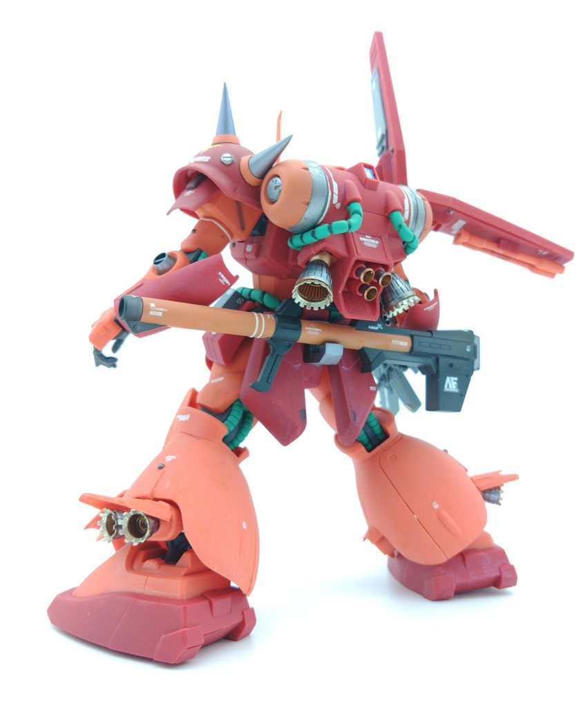 マラサイの先行譲渡機として、性能をフルで発揮できるようにピーキーなチューンが施されている機体として製作しています。ノーマル機との変更点は以下です。 ・ライフルをロングレンジ仕様に改造・バックパックのプロペラントタンク増量・シールド内側の追加装甲・スパイクアーマー内の追加装甲・サブウェポンとしてガンダムマークIIのバズーカ装備とマウントラッチを追加・腰のサイドアーマー中央に突起を追加その他はハイザックの名残を残して、フトモモのスジボリ、胸部のサブセンサーを追加しました。追加装甲や大型化したパーツなどは全てカラープラ板を使用しています。