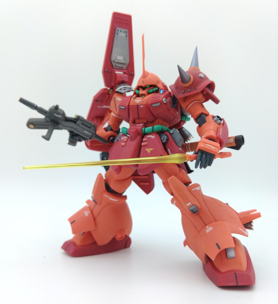 サーベルを展開した状態。持ち手の表情がついていてなかなかよいです。ロングライフルは前後の追加パーツを取り外して、通常のマラサイのライフルにもできます。