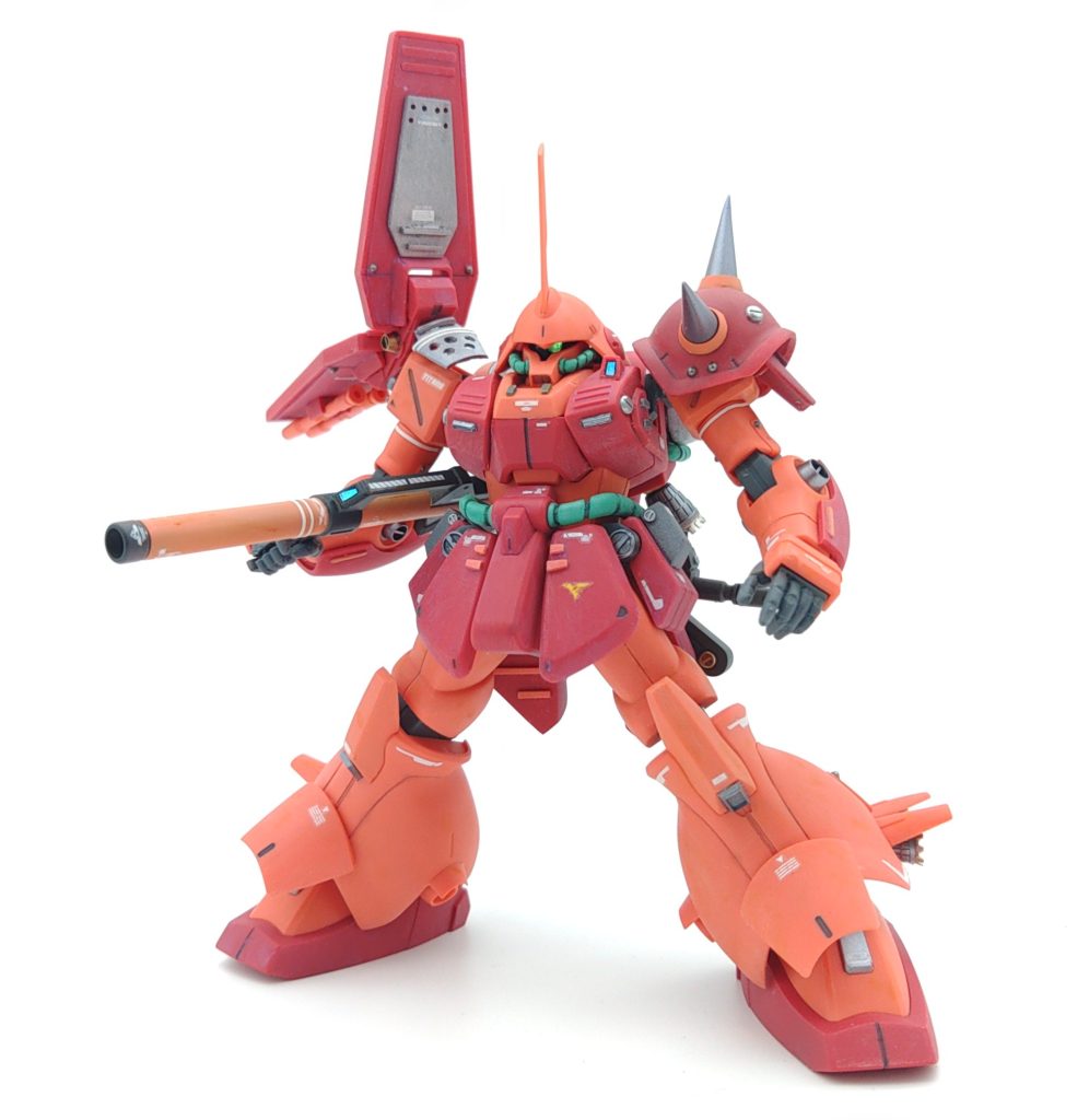 マラサイ本体としての改造点は以下です。 ・胸部をブロックごとに縦に三分割、中央部を前に出して設定画に近づける+これによって頭部が前方にでて前屈みな体型になる・腕の付け根のパーツを切断して、腕を3ミリほど上方に上げる・バックパックを5ミリほど上方に上げる これらの改造で頭部が体に埋まったような体型になります。胴体の改造で大分に化けると思います。その他改造点としましては・腰の前面の中央ブロックを下から上にかけて楔型にカラープラ板で下駄を履かせて前方に張り出させるようにする・股関節を4ミリほど前方にずらす・腰の後ろ左右のアーマーの厚みを下から上にかけて楔型に幅増しする+裏側にカラープラ板で蓋をする・肩アーマーを削りこんで設定画の亀の甲羅状に近づける・シールドがつく方の肩ブロックをカラープラ板を貼って一回り大型化・モノアイはパイプを仕込んで可動にする・ヒザアーマーの前後にカラープラ板を貼って上に延長あとはエッジ部分などを研ぎ直して微調整しています。