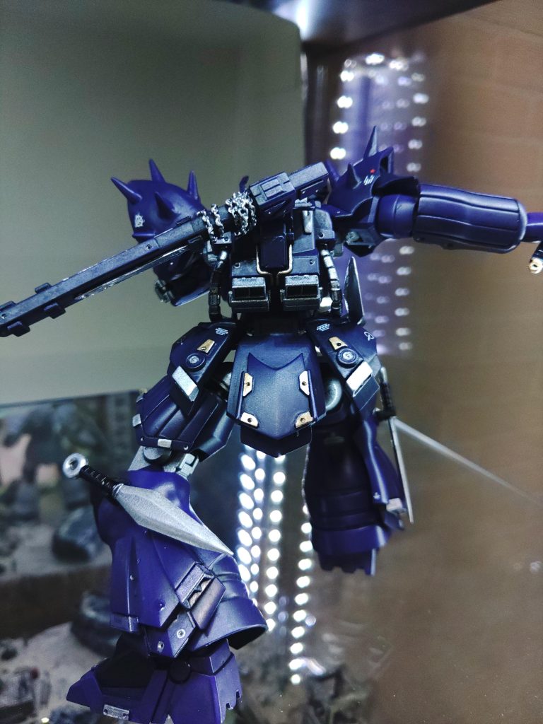 おしりまわりのバーニア部分は左右切り離し固定。　足を後ろ、斜めに多く引けるようになりました。