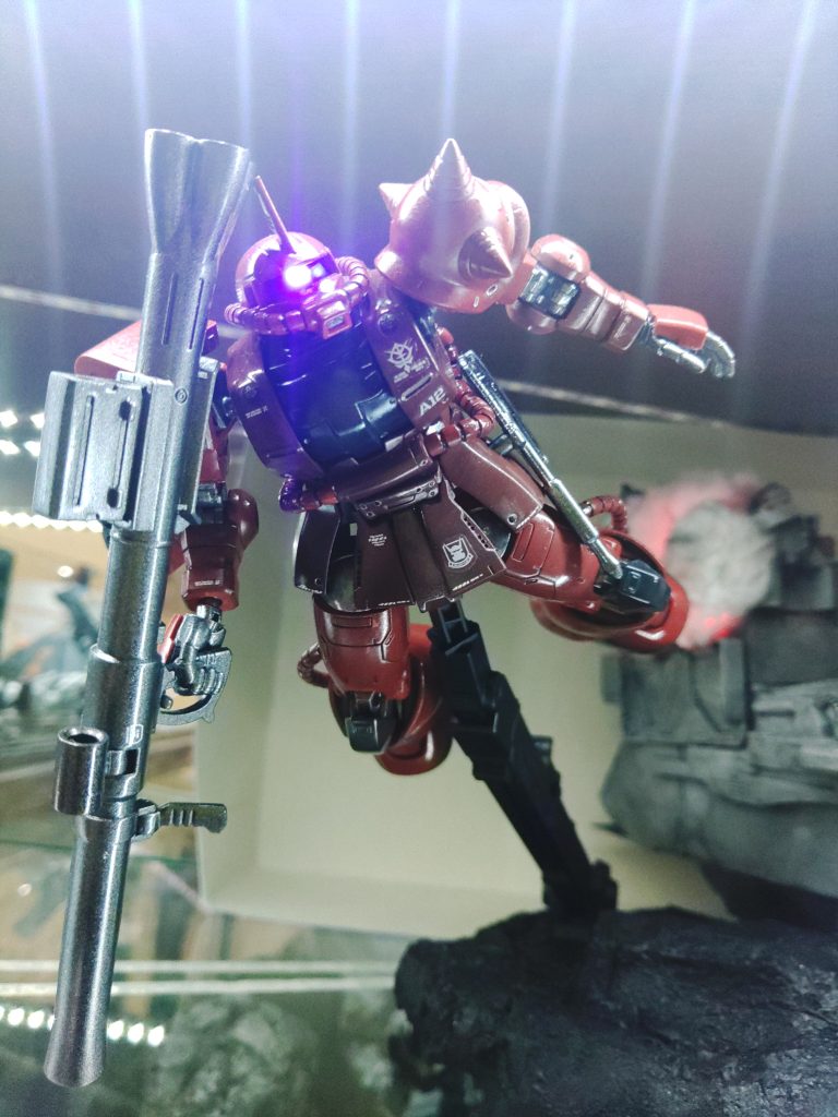 誕生　赤い彗星