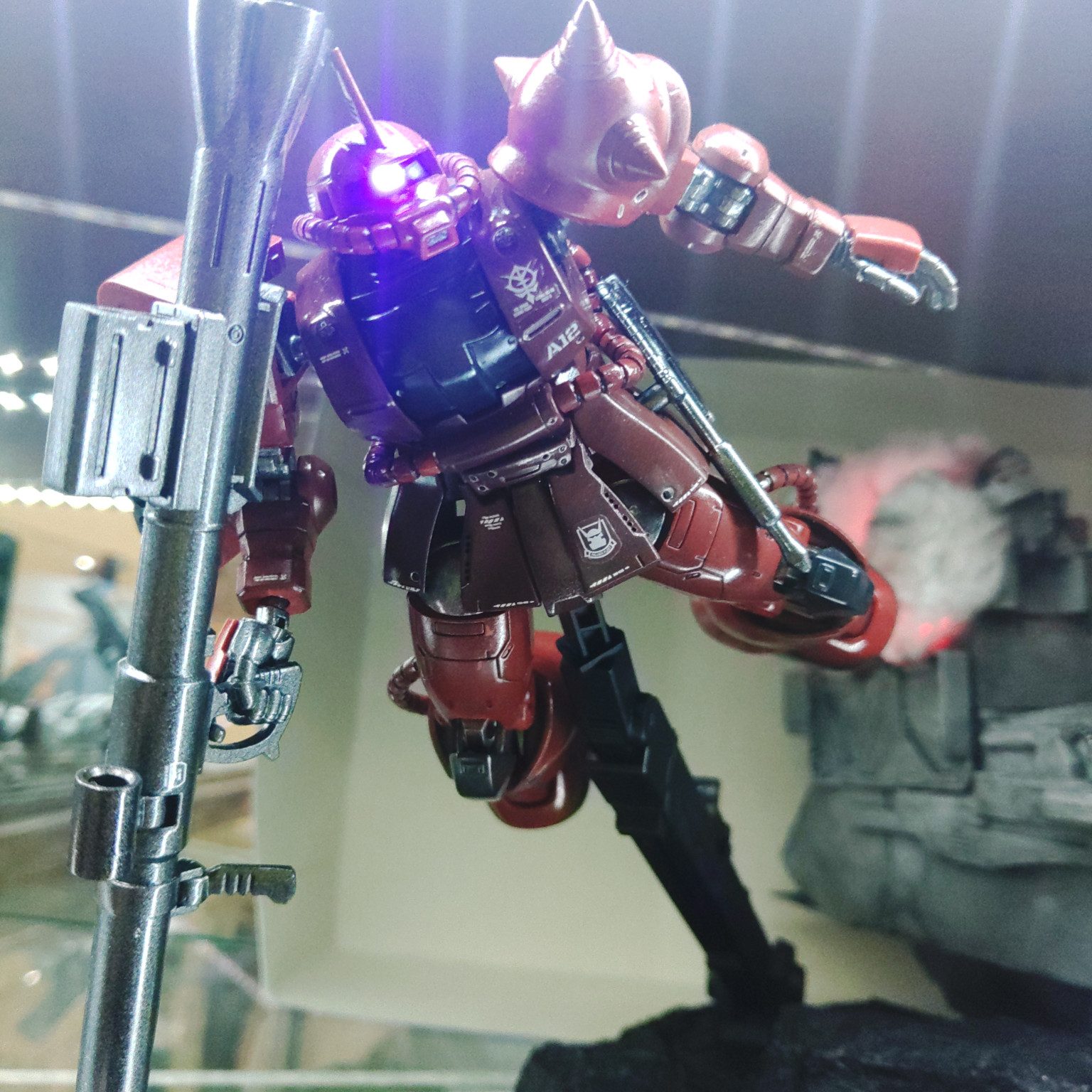 誕生　赤い彗星