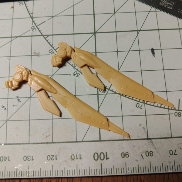 アップするほどの進捗状況ではないのですが、一応作業は遅々と進行していることの報告です。 ●更にウイングをパーツ分割して、主翼の先端を延長。●ランドセルも形状変更したいのですが、アイデアが浮かばず停滞中。 以上です😭