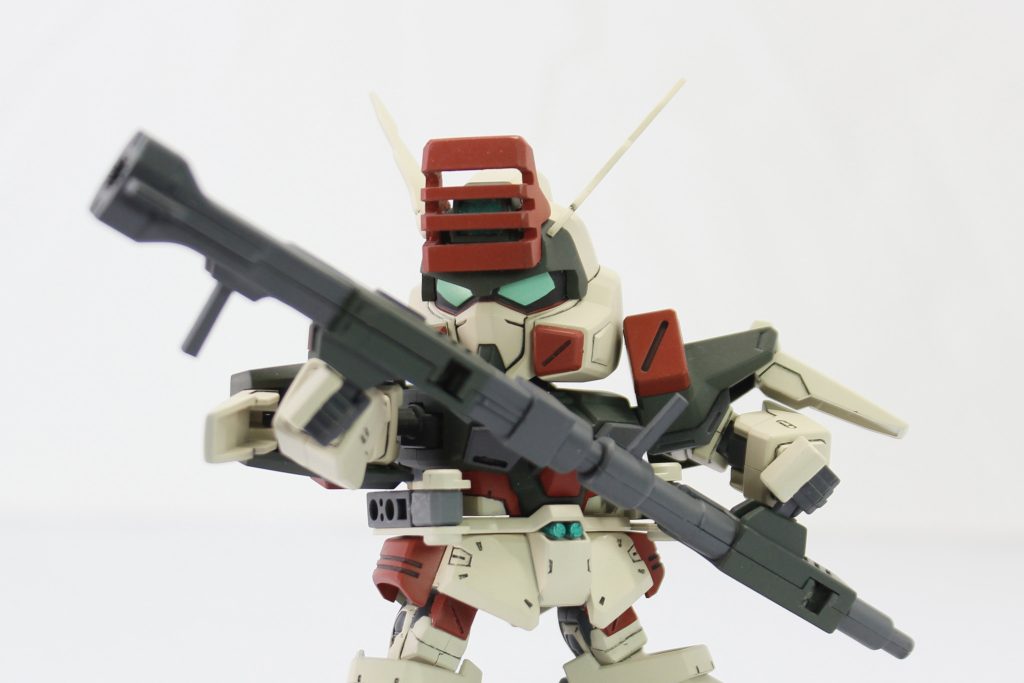 2007年発売のSDヴェルデバスターガンダムをベースに、肩、膝、胴体、バックパック、武装、頭部、六大改造を決行した結果がこの結晶です。