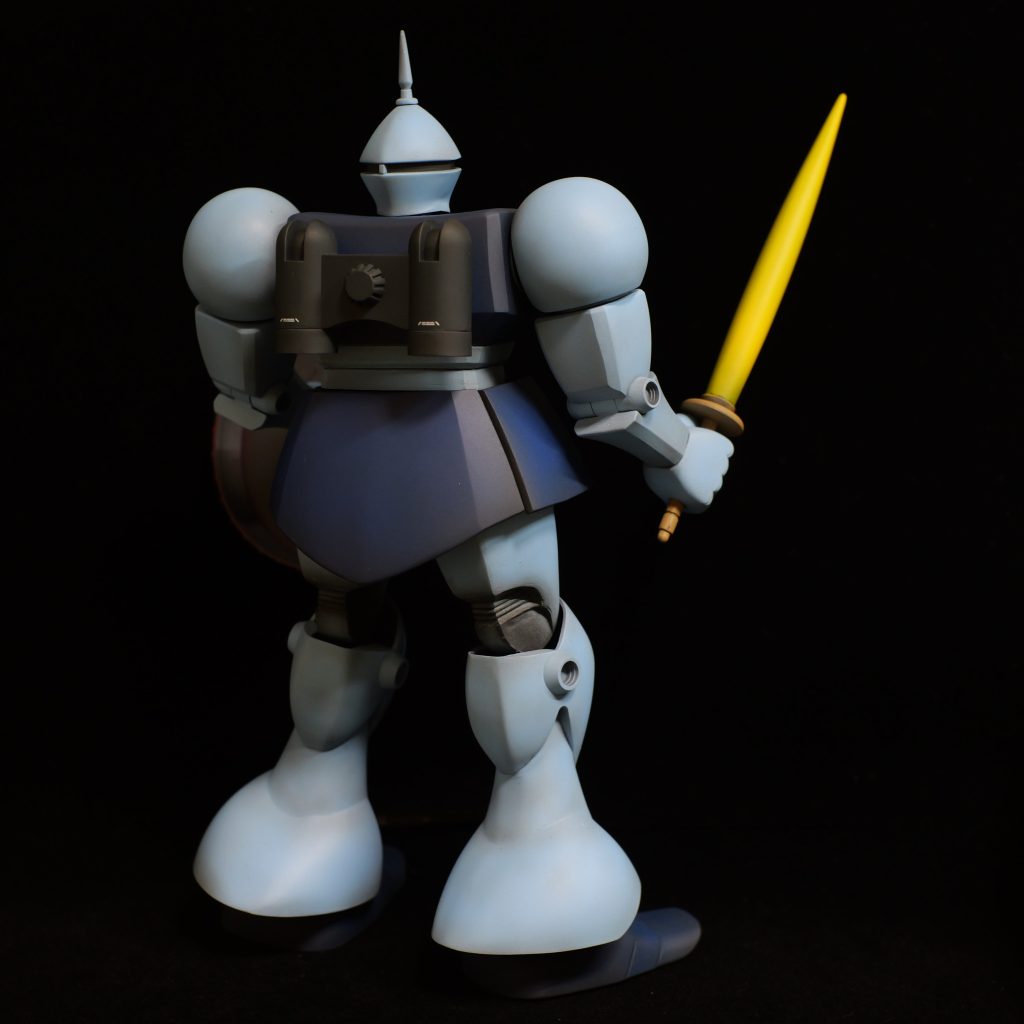 ボディの塗装は悩んだのですが、水色と青の組合せにしてみました。昔のガチャポンのフィギュアはこんな感じのカラーリングだった気がします。下地: メカサフスーパーヘビー腕、足: Mr.Color 空色胸、腰: Mr.Color コバルトブルー盾 中心: Mr.Color サンディーブラウン盾 周辺: Gundam color MS06S レッド Ver. アニメカラー