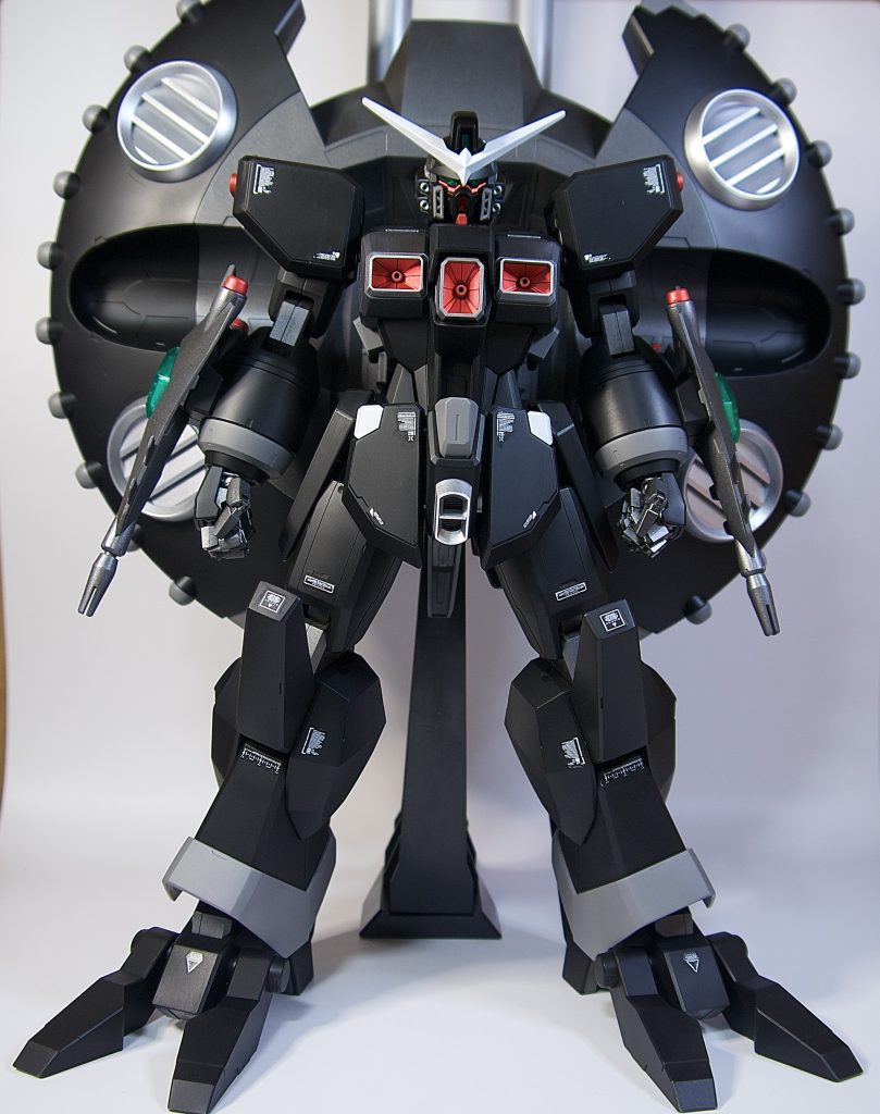 ベース色は色が散らかってるイメージだったので色替えはするつもりでしたが、やはりデストロイガンダムは黒ベースだなと。そこで色に統一感だすイメージで進めました。