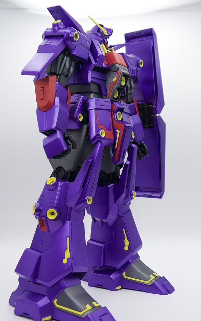 フレームはガンメタ、一部黒サフメインカラーはGX206メタルパープルをグレーサフから(黒サフからだと色が暗くなるので)黄色はGXのイエロー赤はGXのレッドそれぞれ黒サフ→白→カラーで発色よくなるようにしてます