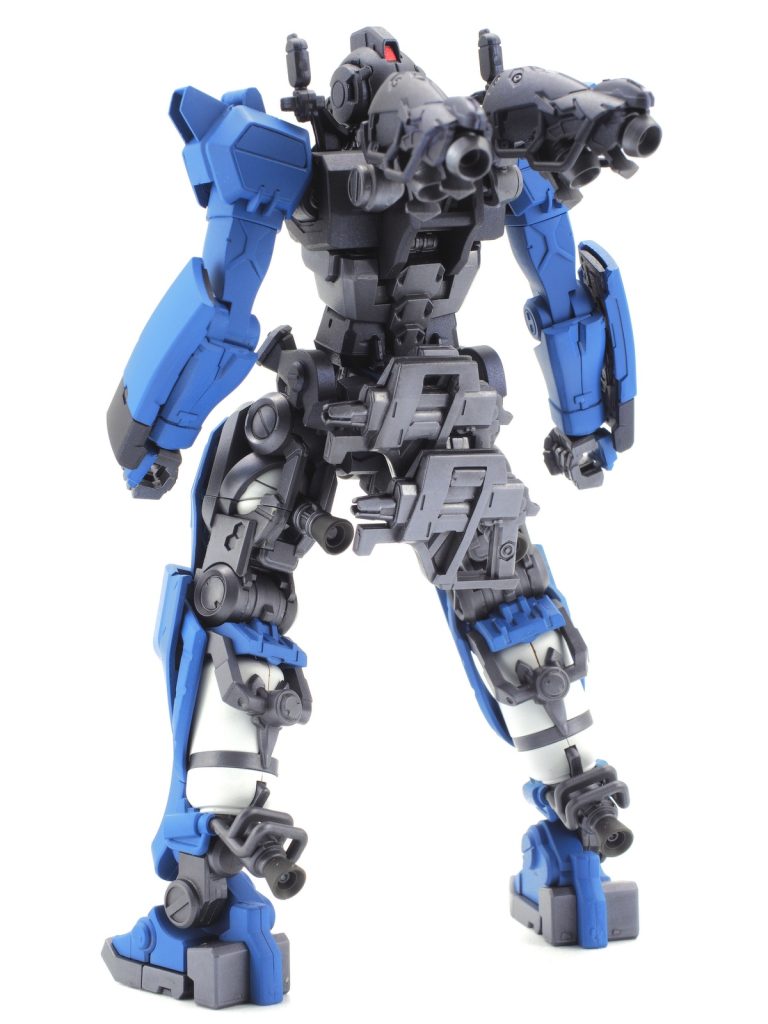 配色は基本的にオリジナルのBD1号機を踏襲していますが、脚部後方については関節部と同じ色合いにすることでGQ版ゲルググの「メカっぽさ」を際立たせる様にしています