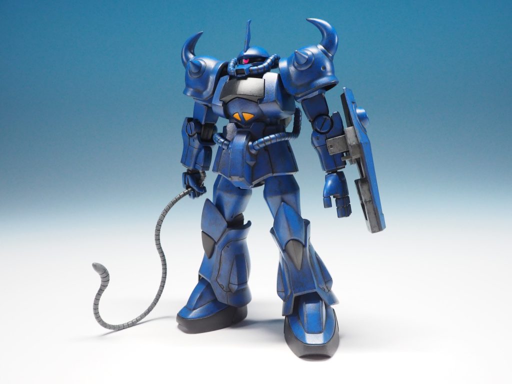 フロント今回は筆塗装がメインという事で簡素な作りが特徴のHGUC009グフを使用基本工作は全身の合わせ目消しとゲート跡処理のみの簡単仕上げ使用塗料は黒色サーフェイサーと水性ホビーカラー、半艶トップコートのみ