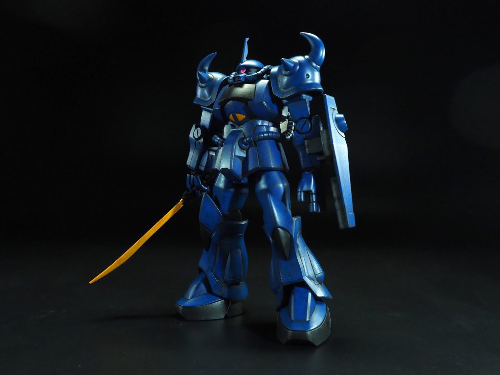 黒背景版筆でメインの塗装をした後は筆ムラを活かすために全身にウェザリングとチッピングを行っています