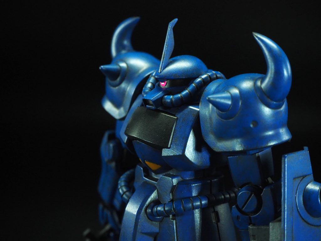 今回行った筆塗装は所謂、黒立ち上げ塗装の筆塗装版筆塗装の強みである筆ムラと色ごとに2色の重ね塗りによる滲みを活かした塗り方でエアブラシでは出せない仕上がりが特徴