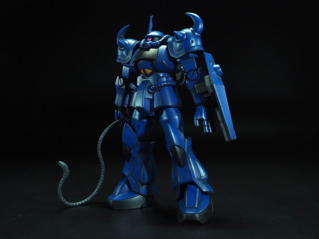 HGUC009グフは安価で組みやすくプロポーションがいいですが全体的に可動範囲が狭くポージングを付けるのが厳しい…その為、今回は立ち姿固定の作品として製作しています