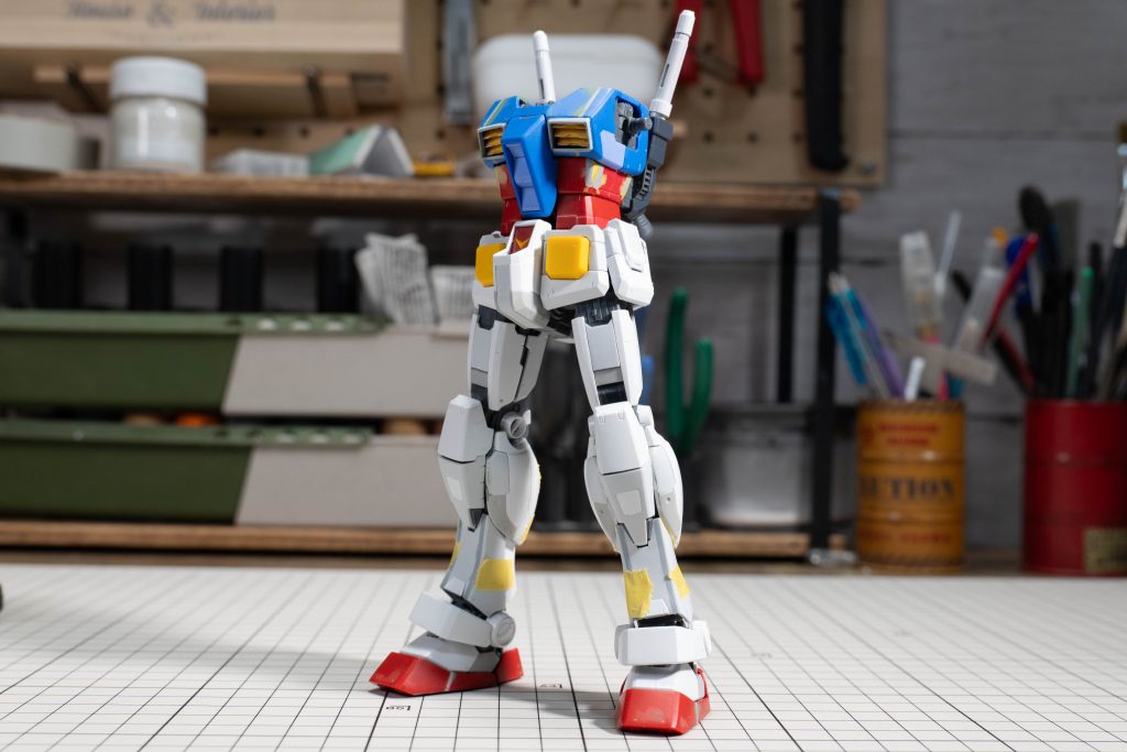 プロポーション改修の工程写真です。胸部は左右をそれぞれカットして1mmプラバンを差し込んで幅増ししています。合わせて胴を上向きのテーパーをかけています。足はスネをやはり左右カットしてプラバンを差し込み。合わせてふくらはぎの厚みを増してボリュームアップしました。（あとで思いましたが、センターでカットして１枚挟んだほうが楽でしたね...）つま先の可動部もオミットついでに1mmプラバンを差し込んで少し伸ばしています。