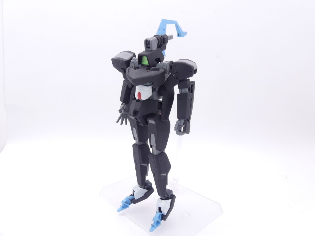 【ガンプラデータ】配役:バースディガンダム演者:エコダ・ミライ所属:ブリッジGP(ガンプラパワー):400(コアスピリットのみの数字)使用ガンプラ:HG00 セラフィムガンダムレギュレーション:オフィシャルレギュレーション機体解説:エコダ・ミライのガンプラ、バースディガンダムのコアとして製作されたガンプラ。既報の通り「エバーランド」ではリアル等身の使用は禁じられている(EPを急速に消費しログアウトされる)が、彼はその優れた頭脳を用い、なんとかシステムに弾かれずにトライアルフィールドを展開させる手段を考えついた。その場合でも展開時間は数秒~10秒ほどに過ぎない。巨大なガンダムの顔でごまかしているのだ。「それならセラヴィーもしくはセラフィムをSD化すればいいじゃん」と思われがちだが、…まぁ本当はその通りである。「ブリッジ」のトップとして潜伏活動を行うための武器形態を併せ持ち、他のガンプラを強化することも可能。