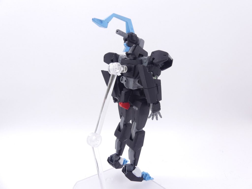 後ろから。昨年の大阪旅行の時偶然手に入ったセラフィム。それを元手に、「SDガンダムの頭部」・「SDガンダム用の武器」・「本来のセラフィム」の3形態に変形できるガンプラとしてビルドしました。各機構はセラフィムとそう変わりませんが、顔部分をSDWから持ってきて(ベンジャミンですがマスク部分はパテで作ったので面影なし)さらにそれをうまく見せたり隠したりできるように調整しています。