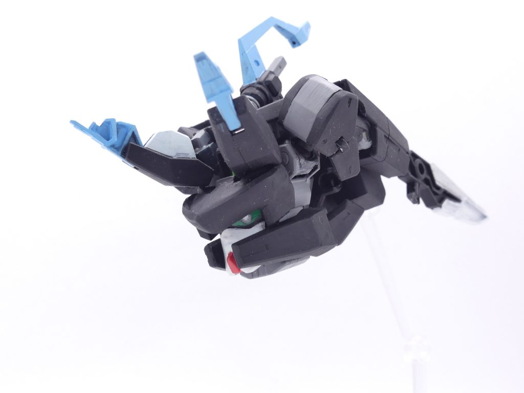 バースディガンダム コアスピリット:セラフィム形態から変形することにより、SDガンダムの頭部となる。指揮官用の大型アンテナが特徴。そのボディは未だ謎である…下半身を背中に差し替え、身体を折りたたんで構成。いわゆるヘッドオンです。「爆外伝V」のVビーダアーマーも参考にしました…