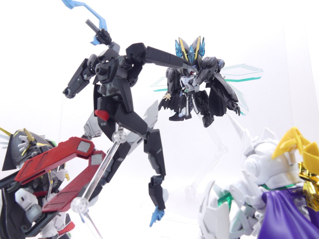 Page13「冒険のスタートライン」前回のあらすじ!前回を参照!とにかく、「エバーブック」の所持者・シイナ・アマミチは、ヴォーティガーン・ノワールの作り出した悪夢の中で苦しんでいました。そこに突如現れたのは、まさかのモノホン騎士ユニコーンガンダムなのでした…!…今やってるジーク何たらとかぶる?それはそれこれはこれ…とにかく、様々な時空を旅してきた騎士ユニコーンは、アマミチのガンプラを愛する心に反応し、時空を超えてやってきたようなのです。「コール!「エバーブック」に導かれし者よ、本来の使命を思い出せ!「パディズムフラッシュ」!!」…パディズムなんたらが一体何かはガンドランダーIVで検索して下さい…とにかく、ガングリモワールは目覚めることができました。さらに、もう一つの援護がやってきたのです…「…ようやく見つけたぞ、フォーエバーシステム!」「エバーランド」では本来顕現できないはずの、リアル等身のガンプラ…!オリジナル「エバーブック」、エコダ・ヒカルの操る、バースディガンダム…の頭部!それがトライアルフィールド…つまり、オベロンの使っていた管理権限を相殺してみせたのです!