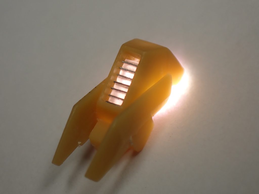 ふくらはぎの発光表現を工作中です。半透明プラ板と洋白板のサンドイッチの裏からLEDで照らしています。