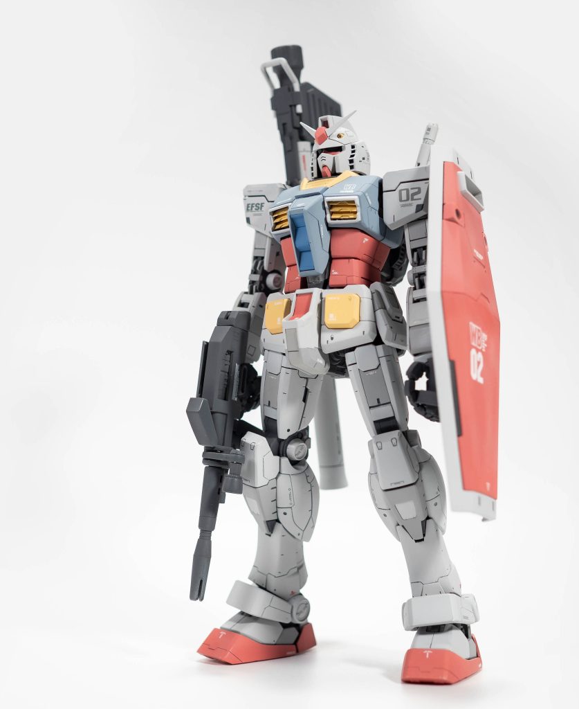 全体像。バズーカマウントの他に、スマートすぎるver.3.0のプロポーションを改修しました。改修箇所は４点。胸部を横に2mm幅増し太ももを前後方向に0.5mm幅増し足下を1.6mm幅増しつま先先端の可動部をオミットver3.0のオリジナルイメージを潰している感はありますが、やっぱり太マッチョのほうが自分のガンダム像のイメージに近いので落ち着きます。あと武器系を少々改修しました。 