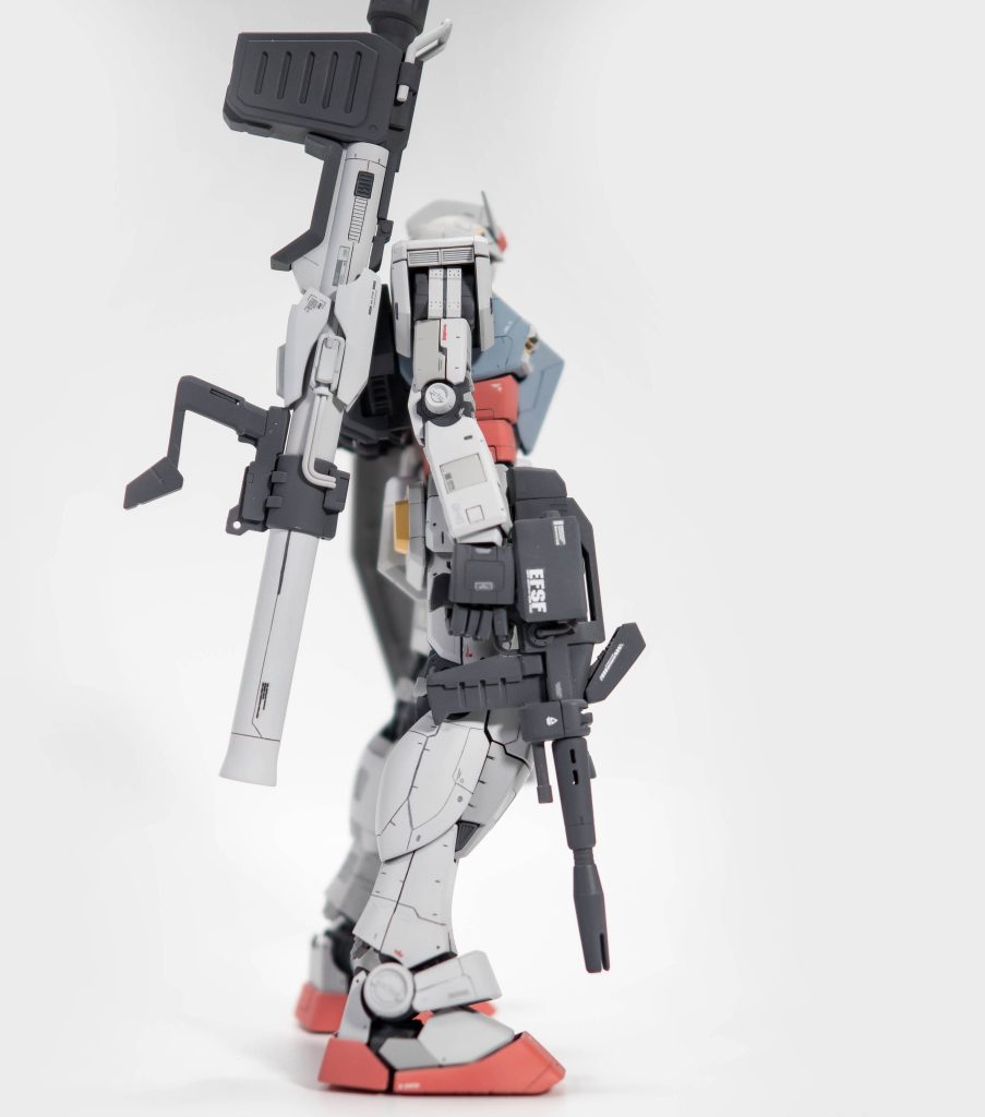 側面から。懸架部はビームサーベル差し込み部に被せるかたちでマウント部を作成。バズーカも含めマグネットで取り付けています。