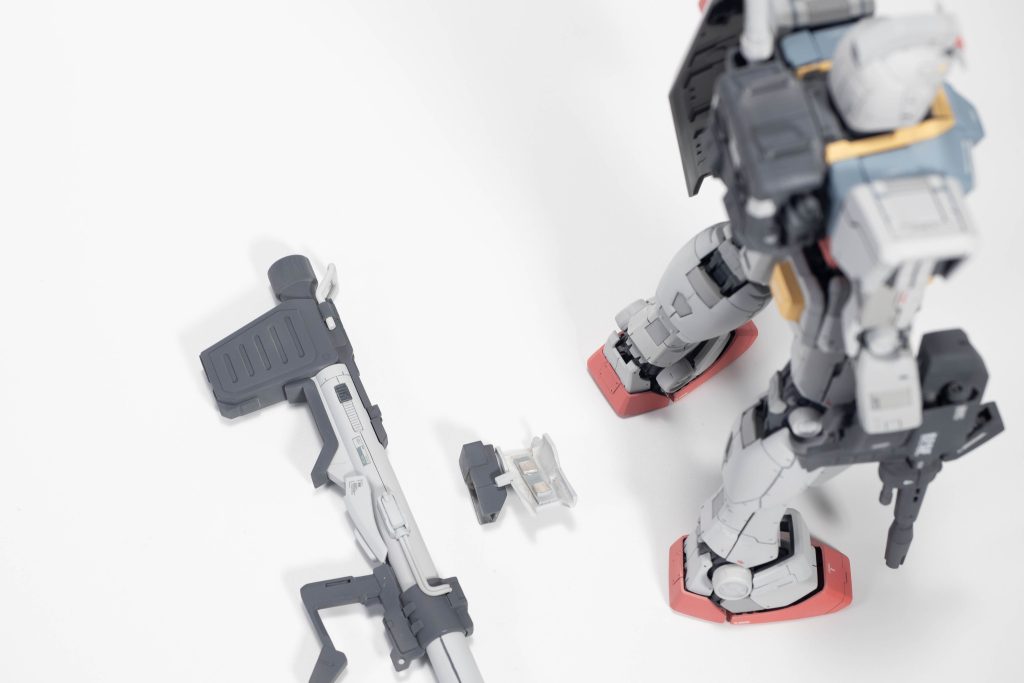 分解するとこんな感じ。既存のビームサーベルの差し込み口は残してあるので、２本挿しにも変更可能です。