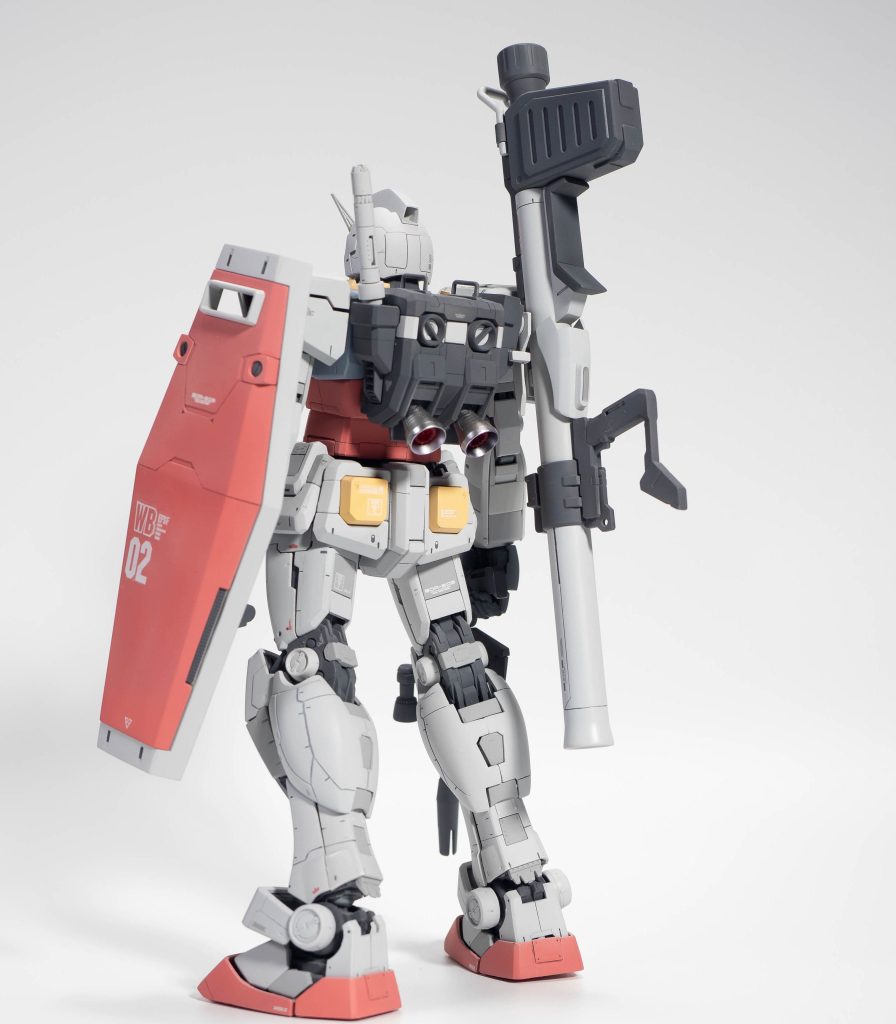 ガンダムと言えばバズーカは腰に横に懸架するものですが、肩に担ぐのもまた良いですね。特に違和感がないのは、思えばνガンダムも縦に懸架しているからでしょうか。個人的にはこちらのほうがしっくりきている気がします。