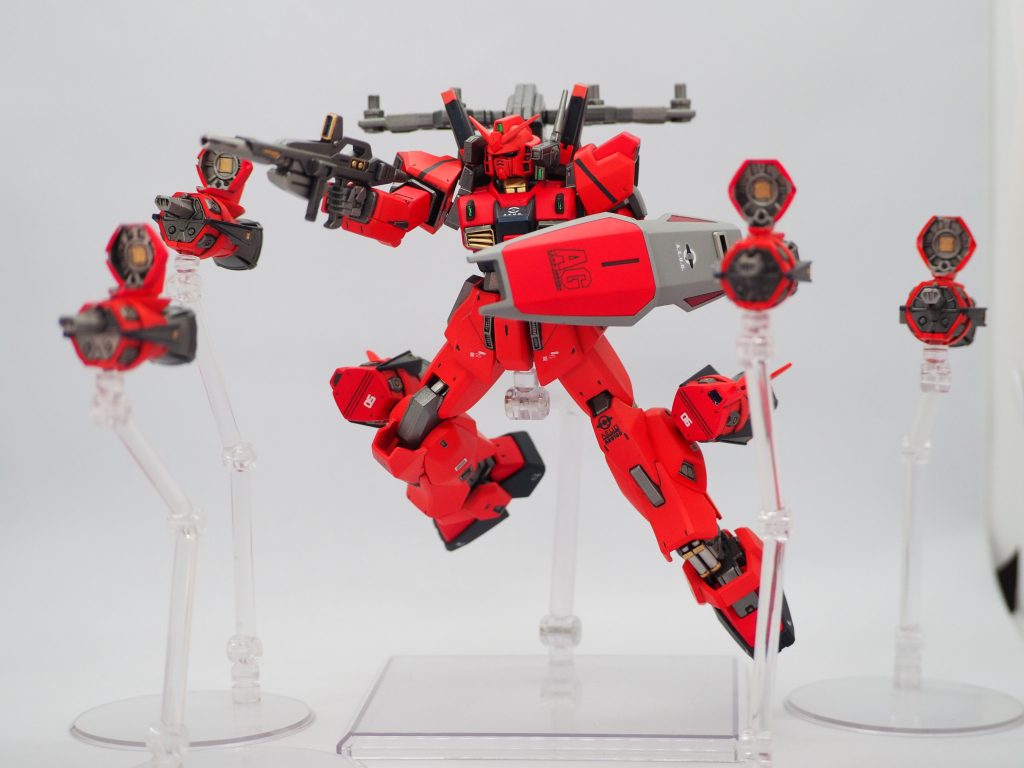 ガンバレル…もといビットを展開し、ポージングですHG赤いガンダムを購入できないことを考慮して、素組みしていたガンダムMk-Ⅱとガンバレルストライカーを組み合わせて制作しました(HG赤いガンダムはなんとか確保できました😅)