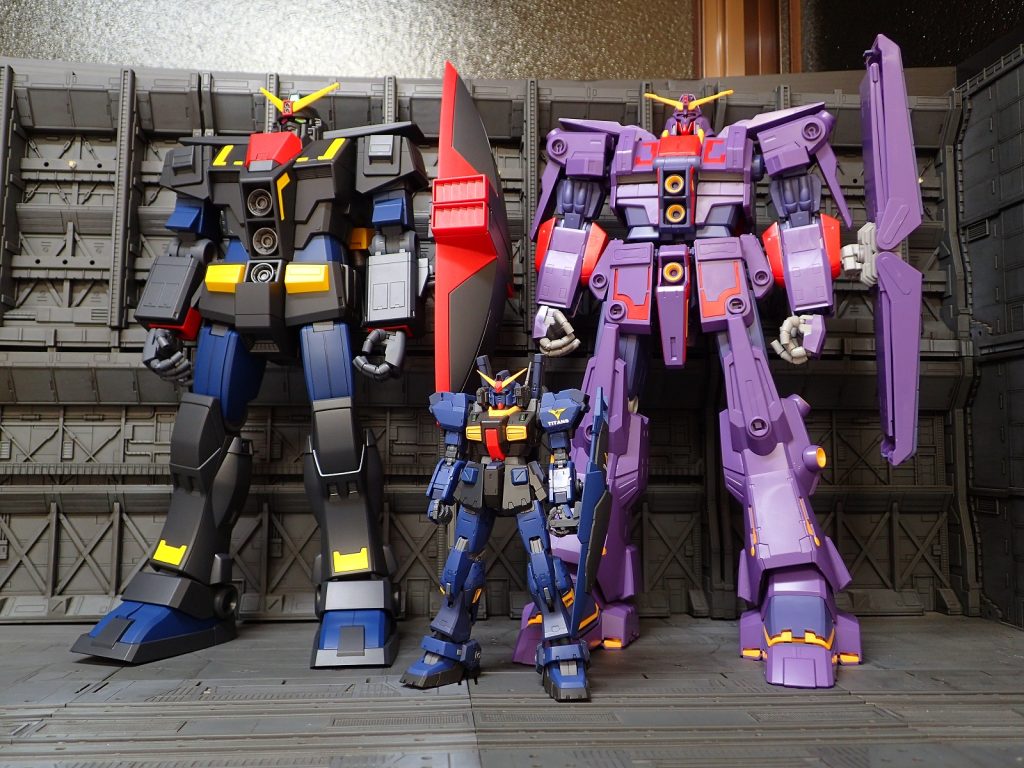 プロトガンダムMk-IIとの比較。で、でかすぎる！今回の撮影で苦労したことは、とにかくキットが大きく塗装ブースである格納基地からはみ出てしまったということです。ということで、ティターンズカラー塗装計画における残るティターンズMSはサイコガンダムMk-IIだけになりました。しかしいつのことになるのやら…