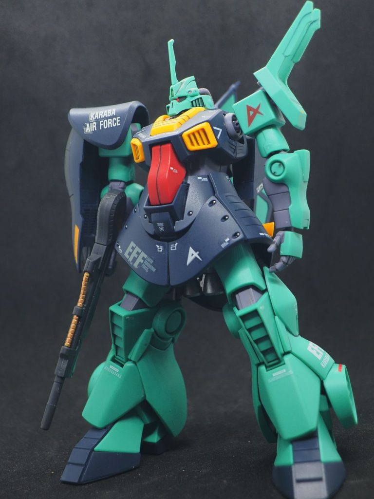 墨入れや部分塗装はしていますが、基本成型色仕上げです(gundam-kao6)