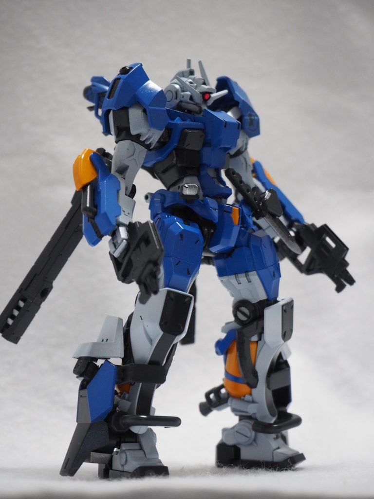 全体像脚の装備はジャンク混ぜ混ぜして足首にBJ接続。見た目以上に自由に動きます。足首前のロールバーはランナーを切り出してそれっぽく。GQ系はごてごての装甲というより軽量さと耐衝撃のいいとこどりでバー状のバンパーとか多用する勝手なイメージ。