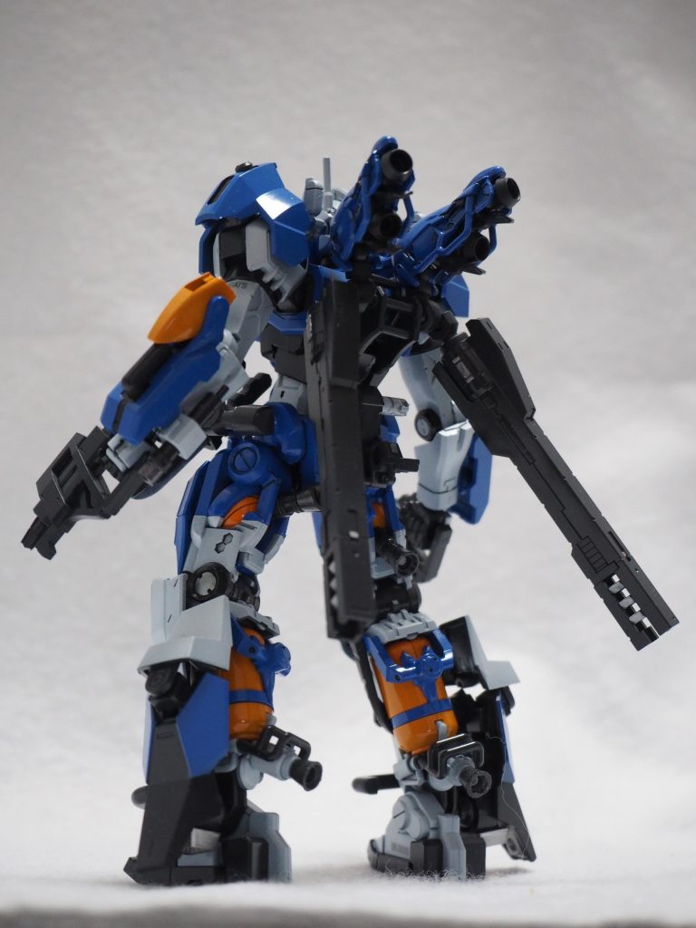 背面の長ーいスラスターは30MMのパーツをボールデンのジョイントで取り付け。肩とか腕にも30Mパーツで増加装甲、汎用性が高すぎる