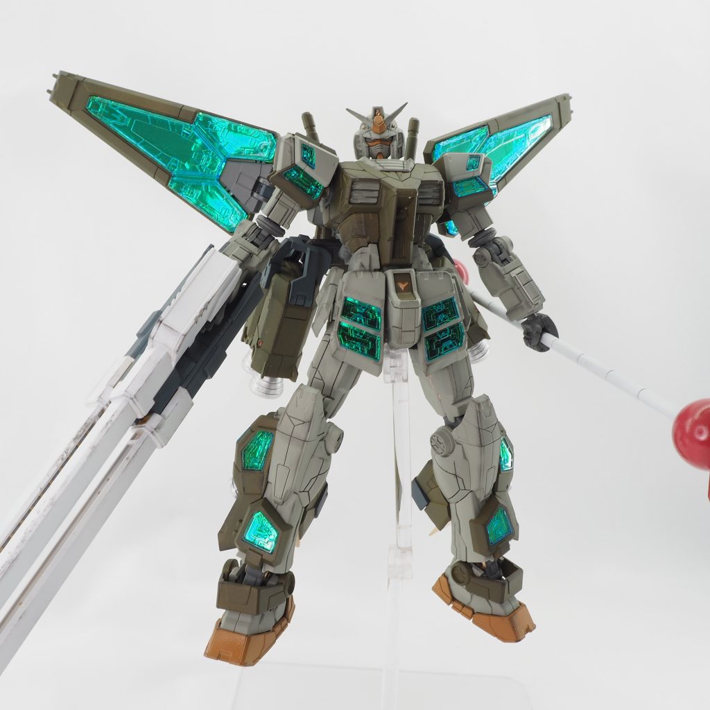 フルアーマーガンダム風のカラーにしましたが、モノトーンでシックな感じにすれば良かったかなぁ…とちょい後悔。各クリアパーツは裏にグリーンのラピーテープを貼って覚醒サイコフレーム風にしました。