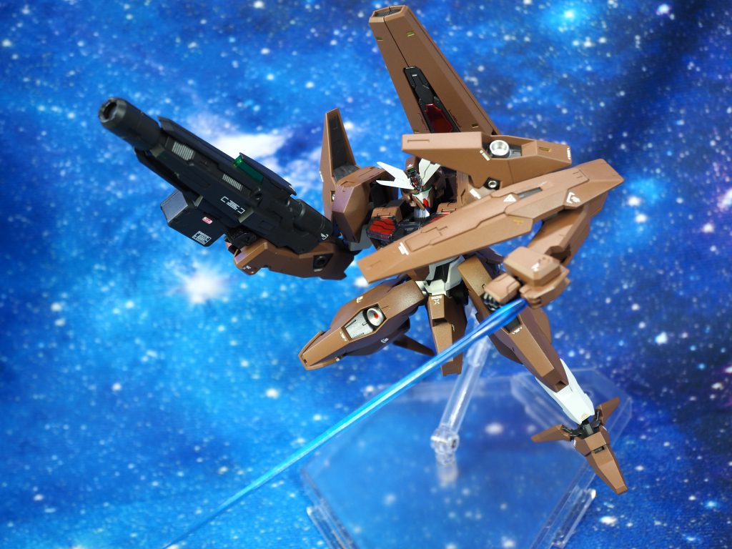 手首にもビームサーベルユニットが折りたたまれてるのが良い。…少し太い手首がシールド裏のサーベルグリップに当たるッ!