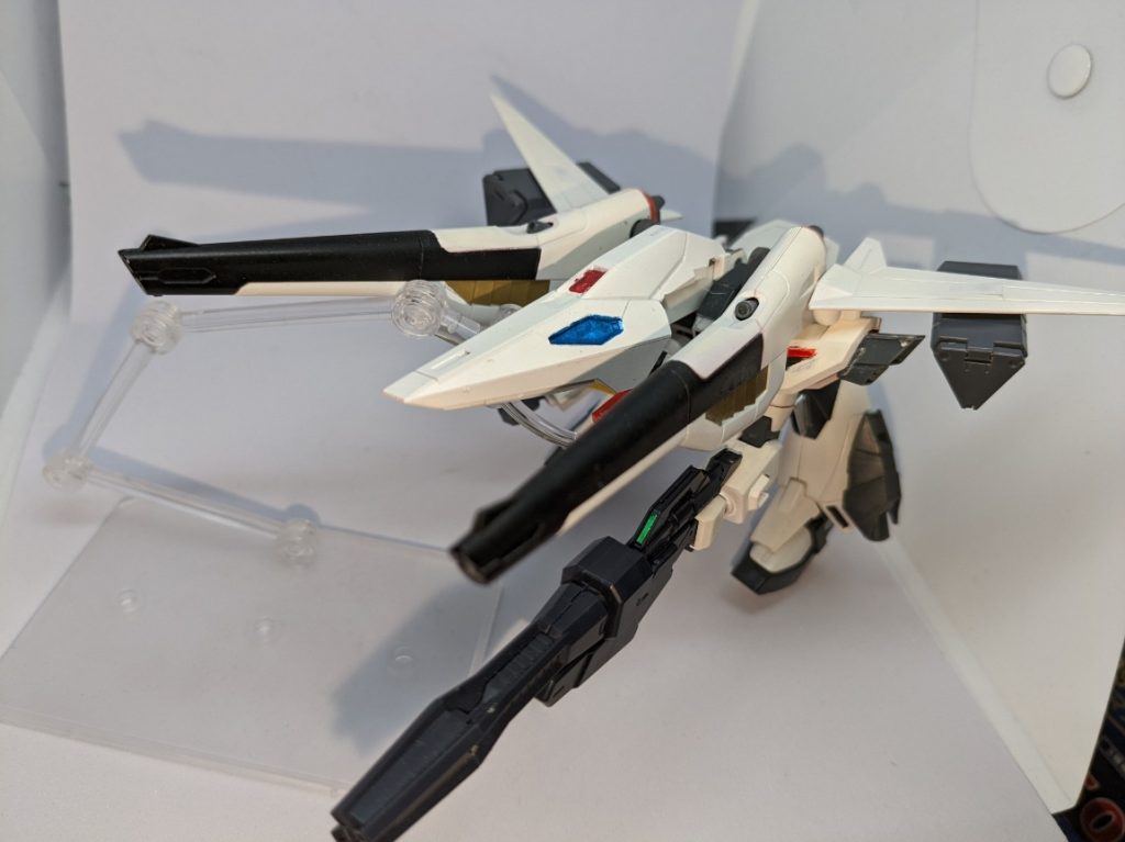『ガウォーク』地上ではホバー飛行を行うことができます。また変則機動などや急ブレーキなどなど人型や戦闘機では出来ないトリッキーな機動が売りです。
