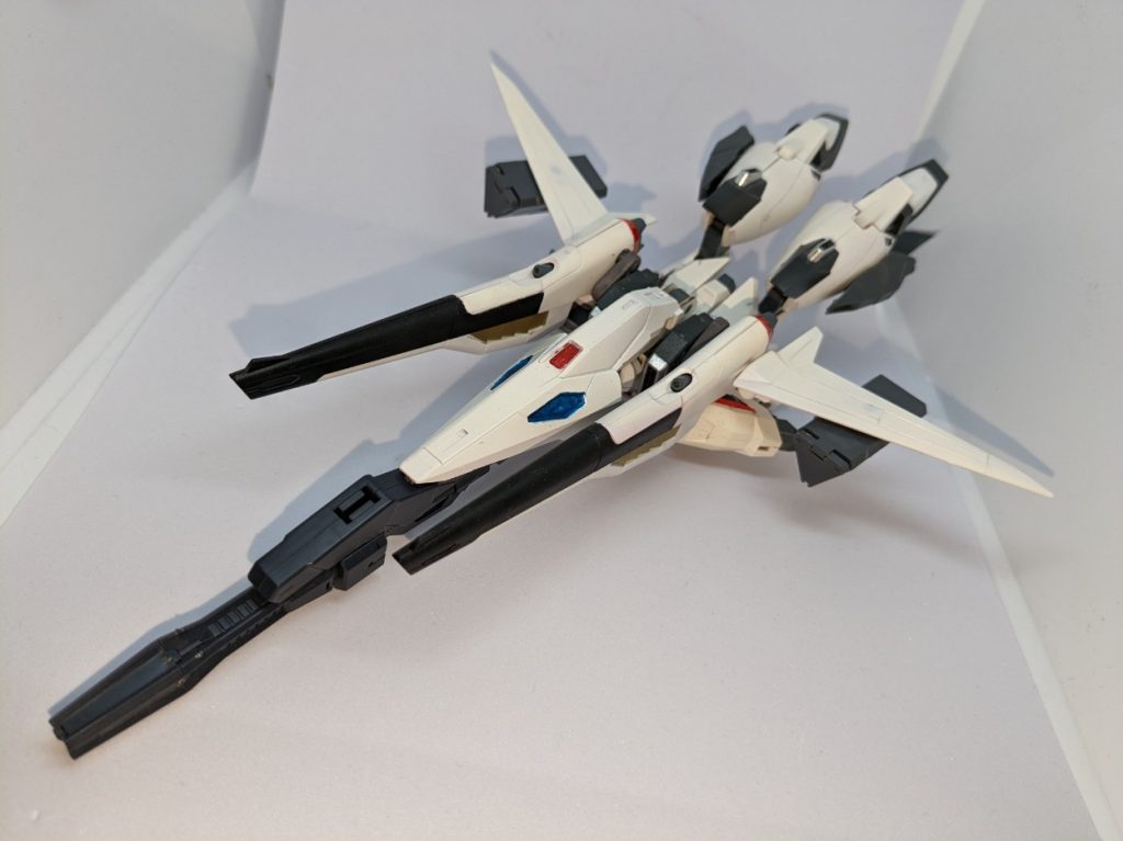 『ファイター』戦闘機形態。飛行に秀でた形態です。最高速度を誇り大気圏内を縦横無尽に飛び回ります。機首に装備したビームガトリング、背中に装備されているビーム砲、翼に装備しているミサイルポッドとまさにマクロスな出来だと思っています。ミサイルはネオジム磁石で取り外し可能です。機首はコアガンダム2のシールド兼機首を使いました。機首をつけるジョイントはプラ板とポリキャップによるお手製です。