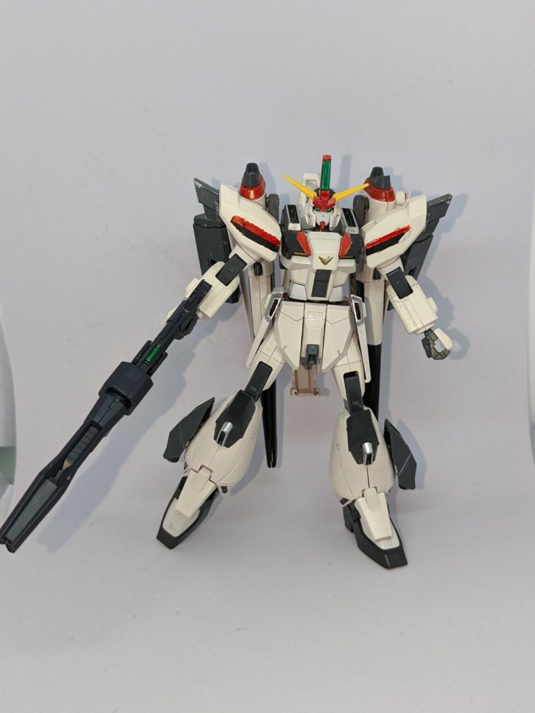 『バトロイド』MS形態です。白をベースにしたカラーで時折赤と黒ツーカラーが一部塗装しています。足には追加ブースター装備。メイン武装はジュピターヴガンダムのビームガトリングガン(ガトリングガンポッド)です。肩はビームサーベルを外しジャンク品のバーニアを付けてあります。