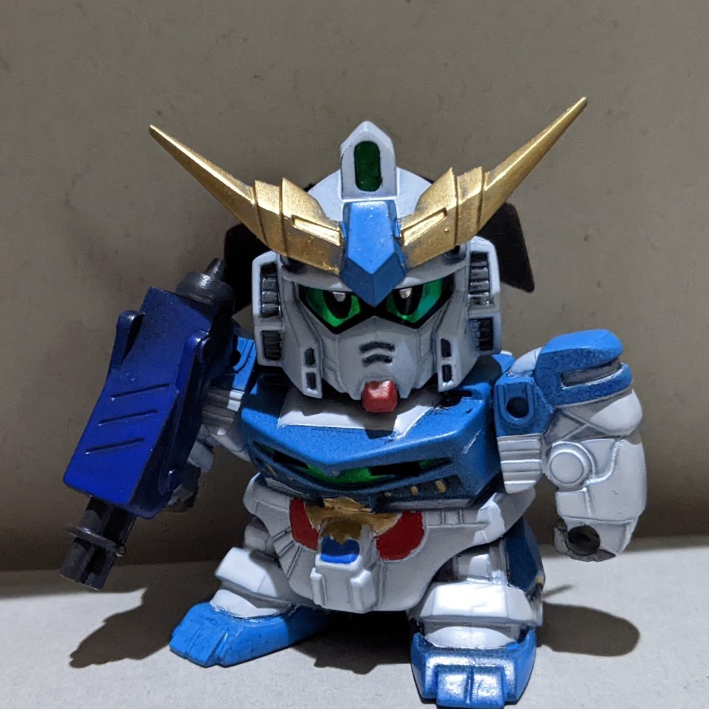 悪を切り裂く正義の戦士!ガンブレイダー!!色は全体的には缶スプレーで塗装して、細かい所は筆塗りです。青色は、黒サフの上にスカイブルー白色は、黒サフの上にスカイブルー、その上に白色を2回重ね塗りしてます。アンテナのゴールドは黒サフの上にゴールドを塗ってます。ガンファイヤーでは赤色は黒サフの上にクロムシルバーを筆塗りをしてその上に缶スプレーのクリアレッドを2回重ね塗りしてます。最後はトップコート半光で仕上げてます。