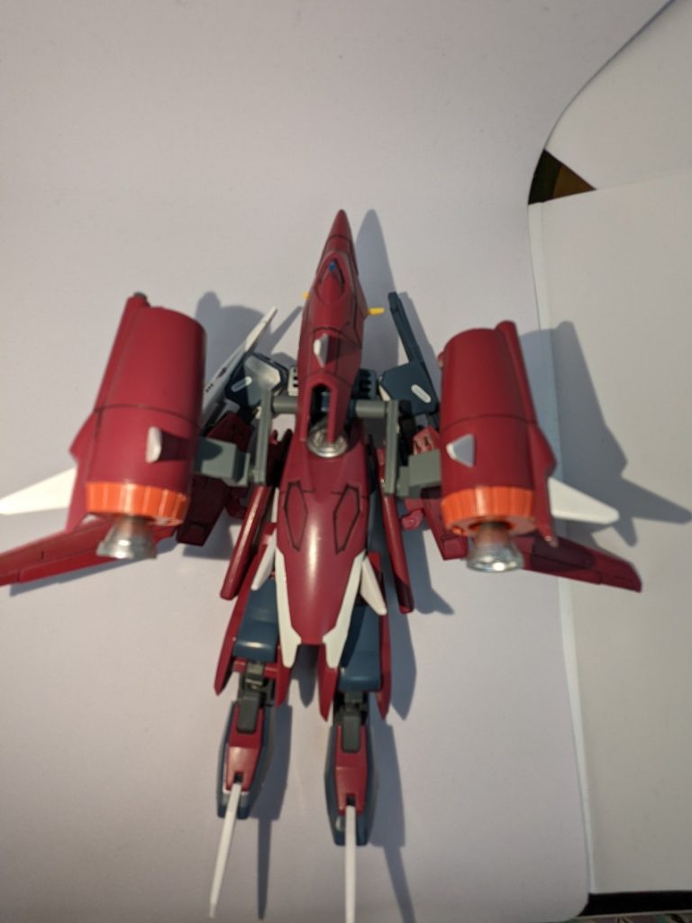 真上から見るとこんな感じです。機動兵装ポッドはバックパックからジョイントでの接続で後ろに稼動しています。腰から真後ろに回り首を後ろに回すといったWガンダムと同じ変形の仕方をとっています。