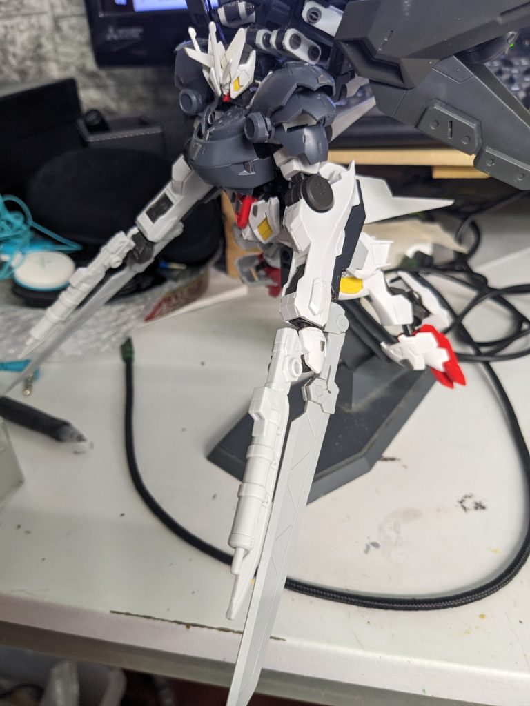 飛行モード装甲の裏側をパテで埋めたら重さが出てしまってポージングが難しくなってしまいました。写真はパテで埋める前です。