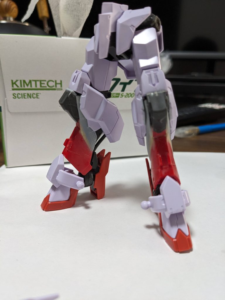 このあたりまでプラ板で形をきめ、あとは色々なパテを試しながら隙間を埋めて成形していました。特に光硬化パテは使い勝手が良く、改造中は嬉々として使っていました。ただ、柔軟性が高いためはめ込み時のテンションで塗装が一部ひびわれてしまいました。今後の反省として、自作パーツの軸や接着には使わないようにしようと思います。以上になります。閲覧いただきありがとうございました。