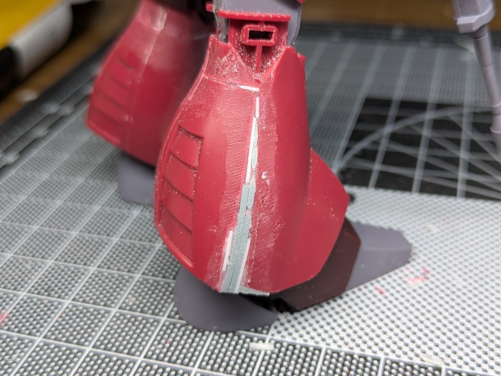 裾の装甲を広げ足首を延長。メリハリを出して可動域も拡大。