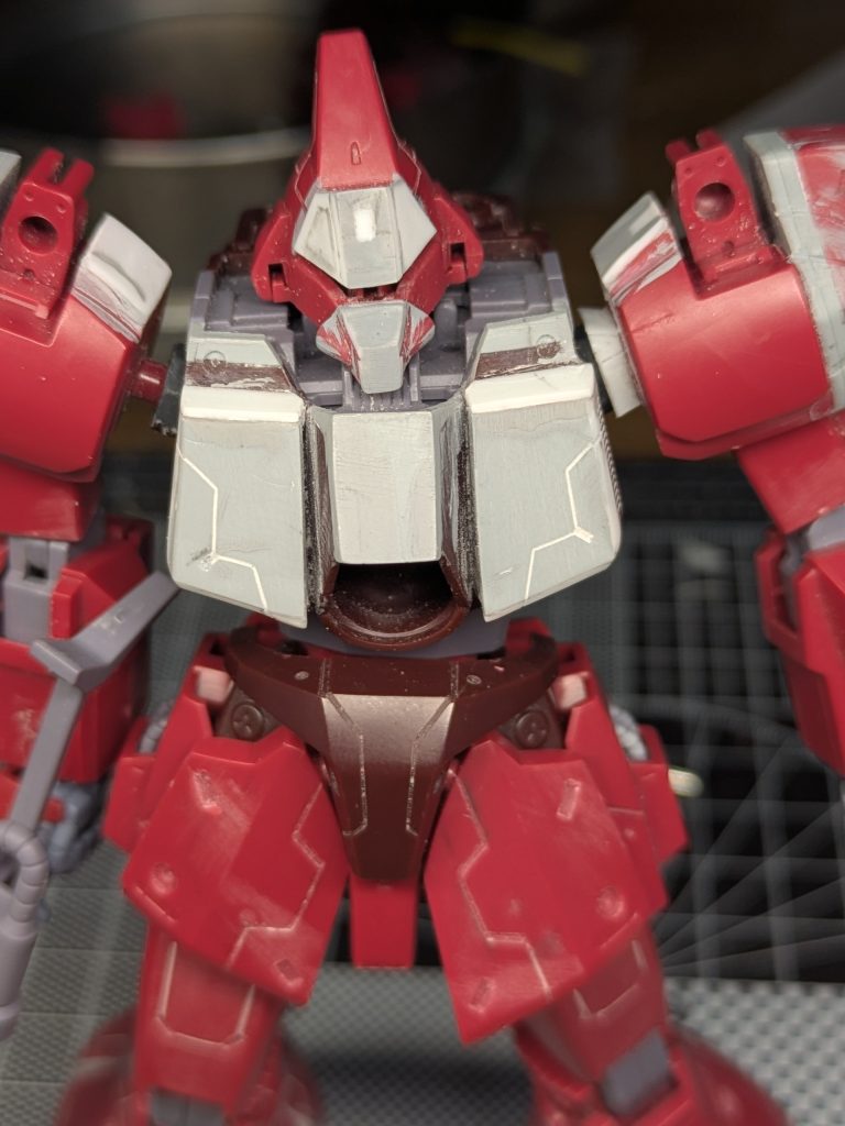 頭部、肩、胸部を増設。肩の関節、向かって右は棒を隠す装甲を追加してます。左は棒が目立ちますよね。