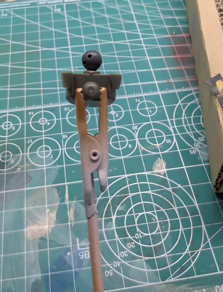 その他のミキシング工程の紹介です✨デミバーディング側胴体の軸を切り落として、ボールデンアームズの1番太いボールジョイントを差し込めば…