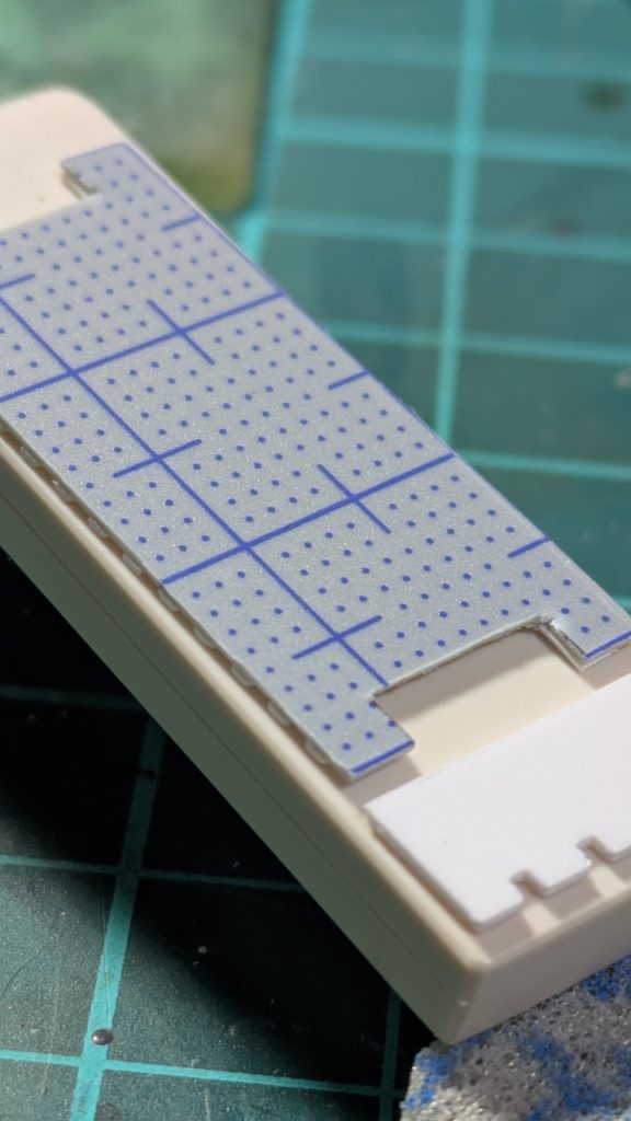 シールドに切り出したプラ版を置いてみているところ。実は今回地球連邦軍仕様のF2を使っていました。ジオンカラーに戻って、ゲイリーも満足。