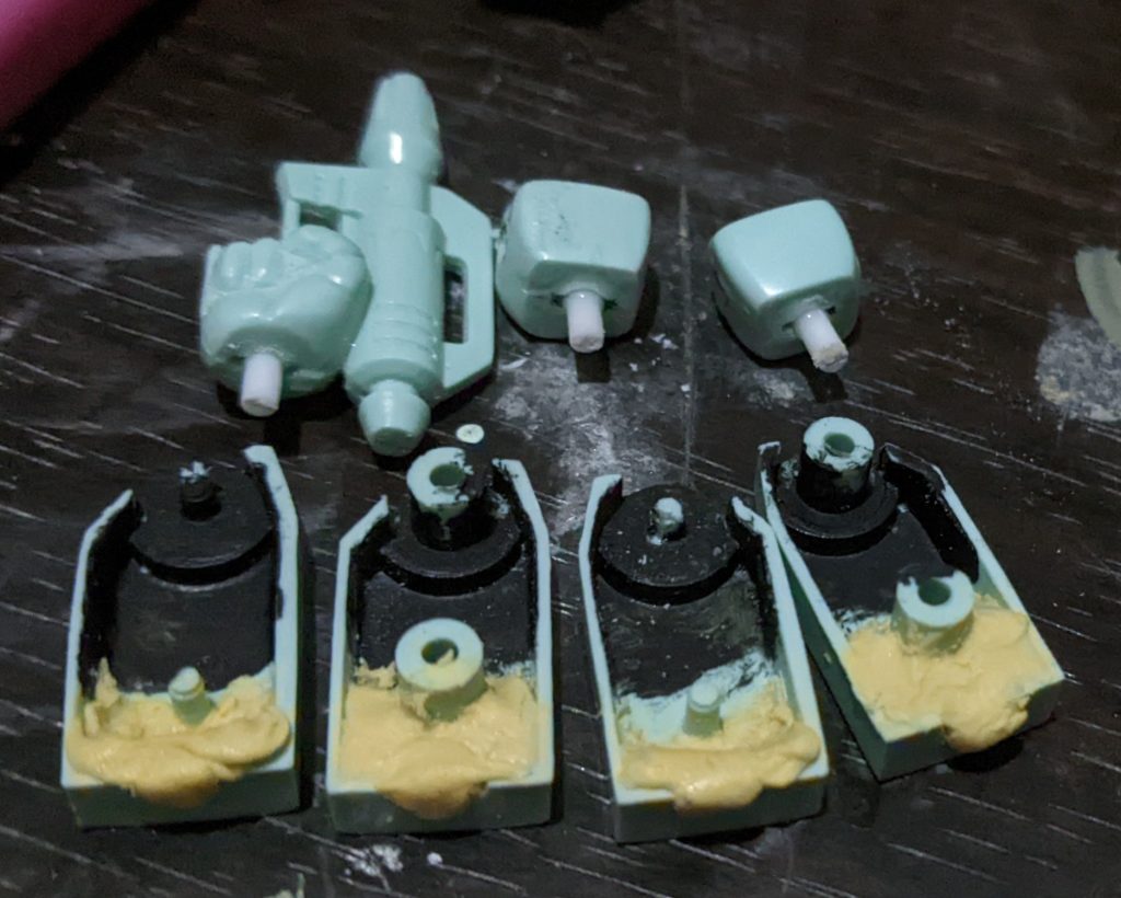 手の付け替えはそのままだと付け替えの時にパキるので、中をエポパで埋めて、ピンバイスで穴を開けて付け替えしやすくしました。