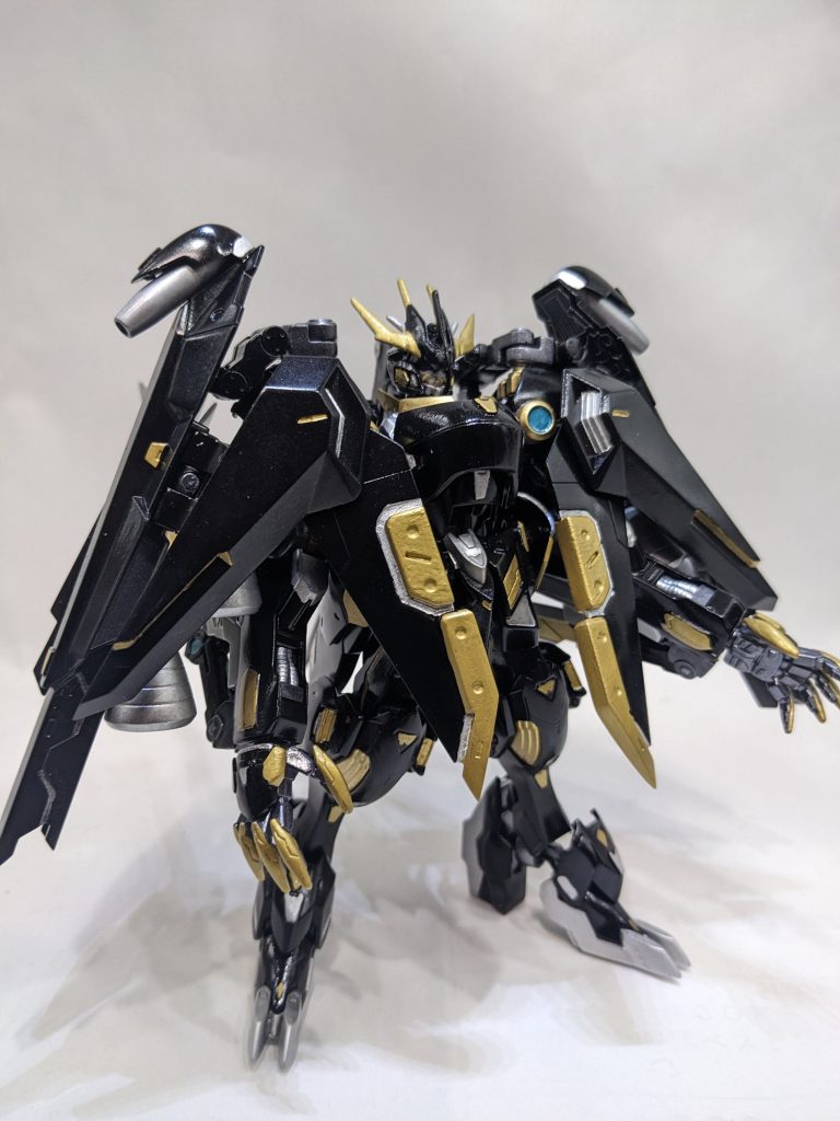 モビルアーマーから回収した浮遊ユニットを小型のものを四基両足に、ユニット本体に大きいものを一基づつ搭載していて増えた重量を軽減しつつ、装甲から切り出した巨大ブレードを四本、両腕と背部に二基搭載していて接近戦の戦闘力を増大している。